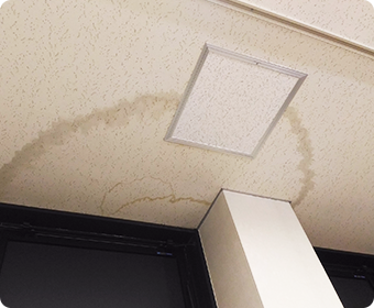 「5年も経っていないのに雨漏りが発生した!」