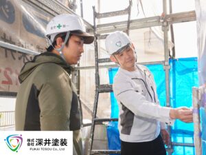 塗装職人の作業中の写真