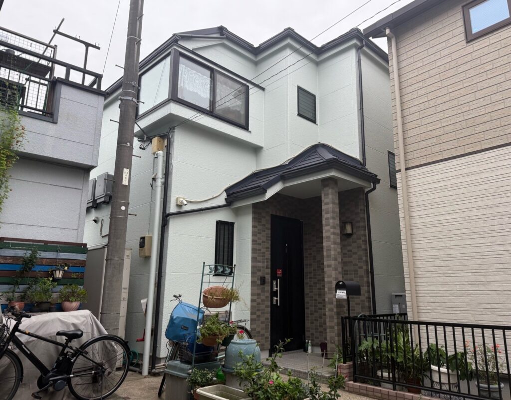 《外壁塗装・屋根カバー工法》ベランダ床の防水塗装まで、住まいをまとめてメンテナンス