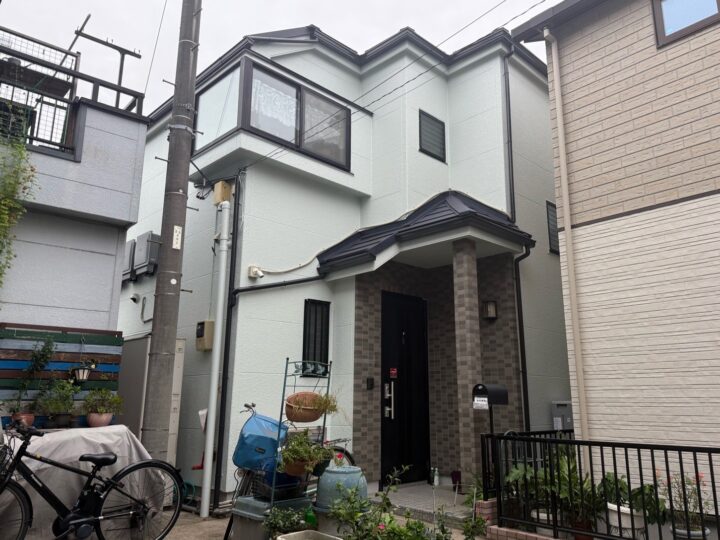 《外壁塗装・屋根カバー工法》ベランダ床の防水塗装まで、住まいをまとめてメンテナンス