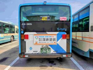 西武バスの背面看板の写真